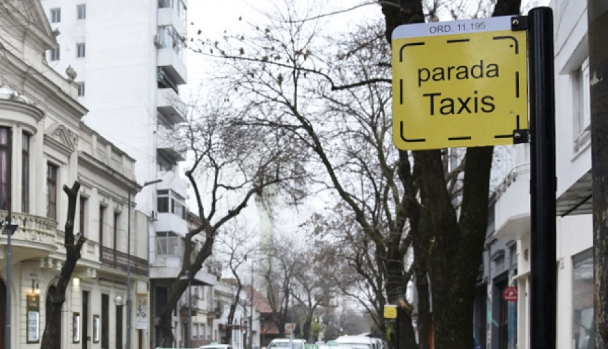Se desplomó la actividad de los taxis en La Plata durante abril: recaudación diaria cayó 46% en términos reales