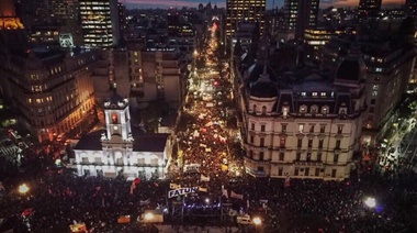 Una multitud marchó en defensa de la universidad pública