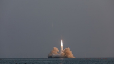 Lanzan desde el mar cohete comercial chino para poner en órbita cuatro satélites
