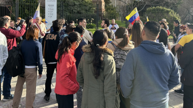 Ciudadanos venezolanos y platenses se reunieron frente a la Catedral para denunciar el fraude de Maduro