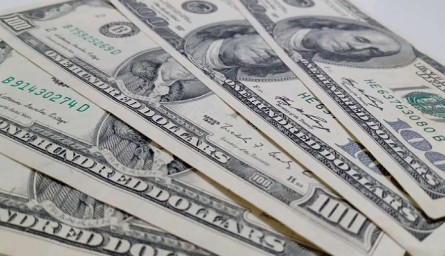 El dólar sigue avanzando, y en el Banco Nación cerró a $ 1430